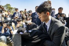 Chun Woo-won apologizes to Gwangju victims, calls grandfather criminal