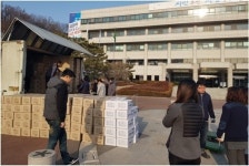 희망조약돌, 군포시청에 빈곤취약계층 위한 물품전달식 가져