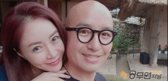 ‘악플은 저에게...’ 홍석천은 29일 SNS에 이의정과 다정하게...