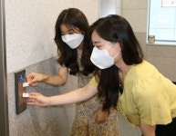 LG헬로비전, 해밀도서관과 엘리베이터 점자스티커 제작해 부천시 공공기관 전달