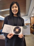엄마 말해줘요...시인이자 가수 지예, 7번째 정규앨범 girl in sixty 들고 다시 세상으로