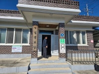 [포토뉴스] 조국 대표ㆍ황운하 원내대표ㆍ조윤정 최고위원ㆍ장현 후보, 백수 읍내리 일원 마을 방문해 지지 호소하며 큰절