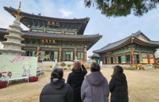 골프에 빠진 스님들... 충북 용화사, 지하 스크린골프장 논란