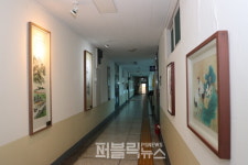 【쏠리는 눈 】진천군  50년된 청사 본관  2층 복도,   갤러리로 깜짝 변신