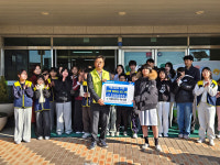 여수 죽림초등생, 소라면에 나눔장터 수익금 전달