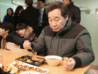 [포토] 엽전 도시락 먹는 이낙연 국무총리