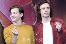 [포토] 미니하트 포즈에 빵터진 