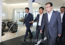 [포토]넥센 직원 복지시설 둘러보는 이해찬-강호찬-이인영