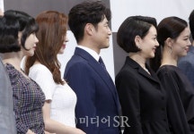 [포토] 지진희, 여배우들 사이에서 뒤지지 않는 외모