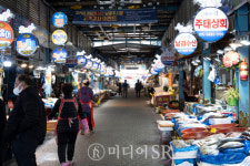 [르포] 전남대병원 확진자 속출...주변상권 초토화
