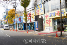 [르포] 전남대병원 확진자 속출...주변상권 초토화