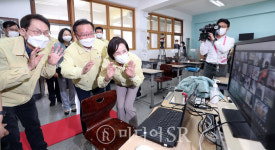 [포토] 중학교 수업 참관하는 김부겸 총리