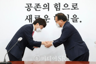 [포토] 손잡은 이준석 국민의힘 대표-김부겸 국무총리