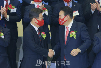 [포토] 2022 증시개장! 악수하는 이재명-윤석열