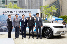 [포토] 오세훈-원희룡 로보라이드 앞에서 기념촬영