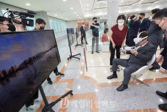[포토] VR체험하는 국민의힘 권성동 원내대표