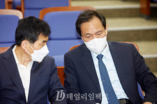 [포토] 의원총회에서 귀엣말하는 우상호-박홍근