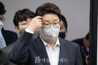 [포토] 정보위에서 김규현 국정원장과 악수하는 권성동 원내대표