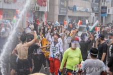 [르포] 3년 만의 전남 대표축제...정남진 장흥 물축제