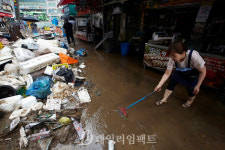 [포토] 기록적인 폭우로 침수 피해 입은 남성사계시장