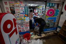 [포토] 침수 피해 입은 남성사계시장 상인 망연자실