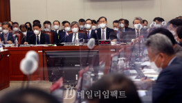 [포토] 선서하는 김동섭 한국석유공사 사장