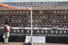 [포토10컷] 이태원 참사 유가족 만난 민주당 지도부