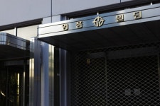 [영풍vs고려아연]②위기의 영풍…기업사냥꾼과 결탁