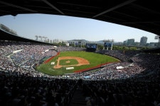 잠실종합운동장 등 노후 공공체육시설 개·보수… 잠실야구장 미끄럼방지, CCTV, 실내체육관 조명등 등 노후시설 정비 완료