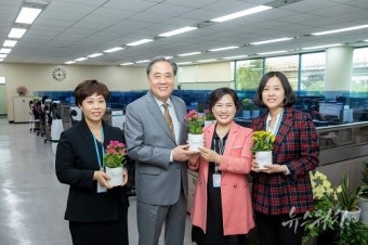 박차훈 새마을금고중앙회장, '화훼농가 돕기'...콜센터 직원에게 '꽃화분' 격려