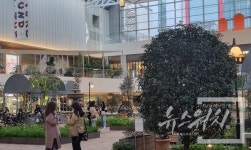 [르포] 한 해 8000억원 벌은 더현대, 비결은 쉼터와 백화점 사이에 밀당