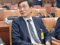 [기자한컷] 직원들 혈액암 걸렸는데…이배원 한국니토옵티칼 대표, 국감서 웃음 활짝