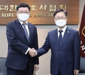 박 법무, 대한변협 찾아 이찬희 회장과 환담