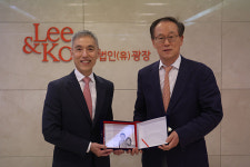 [로펌 In] 한국컴패션,법무법인 광장에 감사패 전달