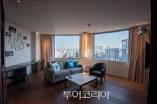 경쾌발랄한 호텔스컴바인과 모던하고 실용적인 신라스테이의 만남 맥스룸