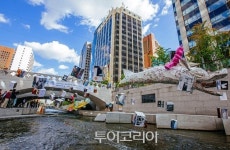 쓸모없는 폐자원, 예술로 다시 태어나다!...업사이클 작품 만나러 청계천으로!