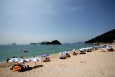 보배 같은 풍경 품은 통영 비진도 해수욕장