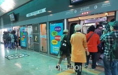 월미바다열차 오늘 운행 시작...승차하는 시민들