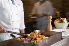 웹투어 첫 라이브 커머스 도전, 호텔 최대 83% 할인