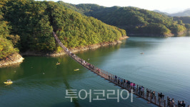 제천 옥순봉 출렁다리 관광객 대박 행진... 2주만에 9만 명 육박