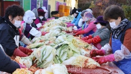 사랑을 버무리는 남미륵사 김장 축제