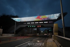 강화대교 관문 상징조형물 준공..조형물 상단 육교 통해 도보여행 즐겨요!