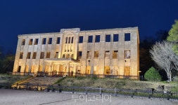 국가 등록문화재 철원 노동당사 야간 불빛 인기