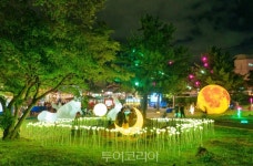 아름다운 가을밤 선사하는 달과 별이 내려앉은 제주 신산 빛의 거리