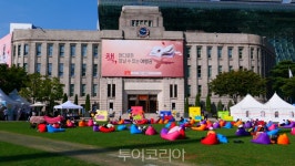 서울시, 일상에 책 문화 스며들도록!...서울광장 이어 광화문광장에서도 누워서 책 읽는다!