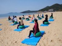 봄날 완도 해변에서 필라테스·노르딕워킹하며 해양치유하세요!