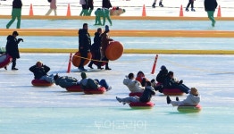 튜브 설매 즐기는 관광객들