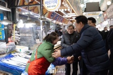 [포토] 윤석열 대통령, 의정부제일시장 찾아 상인들 격려