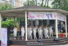 철쭉 구경에 버스킹까지!...안양시 만안구, 만안 철쭉 버스킹 공연 펼쳐 