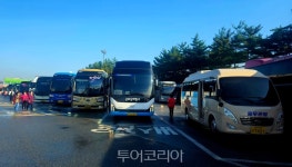 단풍철 고속도로 휴게소 관광버스  북적